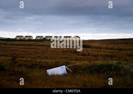 Un Meenmore Radharc,Seascan, Dungloe, comté de Donegal, en Irlande. 19 octobre, 2012. Une entiter housing estate - surnommé le "site Titantic" - qui s'enfonce dans le marais sur lequel il a été construit en 2007 devrait être démoli en fonction de propriétaires qui ont intenté une action contre les constructeurs et les ingénieurs/architectes. L'affaire se poursuit à la Haute Cour de Dublin. Photo par : Richard Wayman/Alamy Live News Banque D'Images