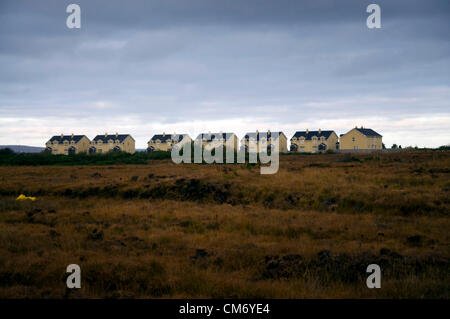 Un Meenmore Radharc, Seascan, Dungloe, comté de Donegal, Irlande. 19 octobre, 2012. Une entiter housing estate - surnommé le "site Titantic" - qui s'enfonce dans le marais sur lequel il a été construit en 2007 devrait être démoli en fonction de propriétaires qui ont intenté une action contre les constructeurs et les ingénieurs/architectes. L'affaire se poursuit à la Haute Cour de Dublin. Photo par : Richard Wayman/Alamy Live News Banque D'Images