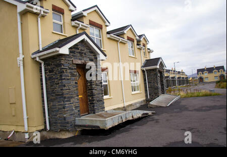 Un Meenmore Radharc, Seascan, Dungloe, comté de Donegal, Irlande. 19 octobre, 2012. Une entiter housing estate - surnommé le "site Titantic" - qui s'enfonce dans le marais sur lequel il a été construit en 2007 devrait être démoli en fonction de propriétaires qui ont intenté une action contre les constructeurs et les ingénieurs/architectes. L'affaire se poursuit à la Haute Cour de Dublin. Photo par : Richard Wayman/Alamy Live News Banque D'Images