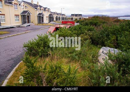 Un Meenmore Radharc, Seascan, Dungloe, comté de Donegal, Irlande. 19 octobre, 2012. Une entiter housing estate - surnommé le "site Titantic" - qui s'enfonce dans le marais sur lequel il a été construit en 2007 devrait être démoli en fonction de propriétaires qui ont intenté une action contre les constructeurs et les ingénieurs/architectes. L'affaire se poursuit à la Haute Cour de Dublin. Photo par : Richard Wayman/Alamy Live News Banque D'Images