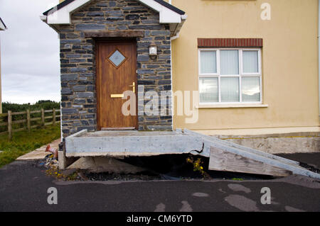 Un Meenmore Radharc, Seascan, Dungloe, comté de Donegal, Irlande. 19 octobre, 2012. Une entiter housing estate - surnommé le "site Titantic" - qui s'enfonce dans le marais sur lequel il a été construit en 2007 devrait être démoli en fonction de propriétaires qui ont intenté une action contre les constructeurs et les ingénieurs/architectes. L'affaire se poursuit à la Haute Cour de Dublin. Photo par : Richard Wayman/Alamy live News Banque D'Images