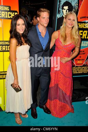 18 oct., 2012 - Los Angeles, Californie, États-Unis - Abigail Spencer, Jonny Weston, Leven Rambin assistant à la première de Los Angeles '' Chasing Mavericks'' qui a eu lieu au Pacific Theatres at the Grove à Los Angeles, Californie le 18 octobre 2012. Crédit Image : 2012(© D. Long/Globe Photos/ZUMAPRESS.com) Banque D'Images