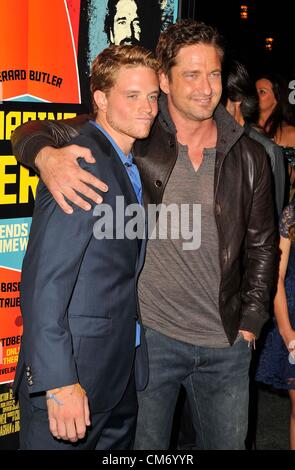 18 oct., 2012 - Los Angeles, Californie, États-Unis - Jonny Weston, Gerald Butler assistant à la première de Los Angeles '' Chasing Mavericks'' qui a eu lieu au Pacific Theatres at the Grove à Los Angeles, Californie le 18 octobre 2012. Crédit Image : 2012(© D. Long/Globe Photos/ZUMAPRESS.com) Banque D'Images