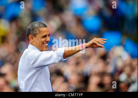 19 octobre 2012 - Fairfax, Virginie, États-Unis - Le président américain Barack Obama parle à un rassemblement électoral à la George Mason University Sports et complexe sportif. Il a exposé son plan de créer une économie c'est ''Construit pour durer et pour en revenir à la même pas du haut vers le bas des politiques économiques qui s'est écrasé notre économie et puni Virginie famille.' (image Crédit : © Pete/ZUMAPRESS.com) Marovich Banque D'Images