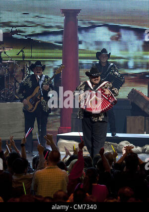 18 oct., 2012 - Los Angeles, Californie, USA - Los Huracanes del Norte en prestation au Premios Billboard de la musica Mexicana au Shrine Auditorium le Jeudi, 18 octobre 2012 à Los Angeles, Californie. ARORIZO .ARMANDO (crédit Image : © Armando Arorizo ZUMAPRESS.com)/Prensa Internacional/ Banque D'Images