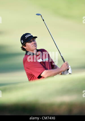 Perth, Australie. 20 octobre 2012. Jason Dufner (USA) hits out du bunker au 18e trou pour terminer la journée dans l'égalité de deuxième prise dans la file durant la troisième ronde de la FSI Handa Perth Tournoi International de Golf du lac Karrinyup Country Club. Banque D'Images