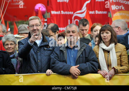 Embankment, London, UK. 20 octobre 2012. Secrétaire général de la TUC Brendan Barber [Center] au début de l'assemblage comme les marcheurs mars sur le remblai. Anti-austérité TUC mars à Londres. Organisée par le TUC, avec des membres de différents syndicats mars contre les gouvernements de coalition plan d'austérité. Crédit : Matthieu Chattle / Alamy Live News Banque D'Images