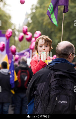 Londres, Royaume-Uni. 20 octobre 2012. Garçon / enfant avec papa / père et des marcheurs et des manifestants sur le TUC Un avenir qui travaille à Londres et rallye mars. Samedi 20 octobre 2012. Le centre de Londres au Royaume-Uni. Banque D'Images