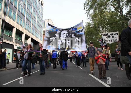 Londres, Royaume-Uni. 20 Octobre 2012 Des milliers de personnes se sont rassemblées dans le centre de Londres pour rejoindre la marche "Un avenir qui fonctionne", organisé par TUC. Credit : Nelson Pereira / Alamy Live News Banque D'Images