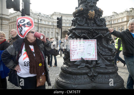 20 octobre 2012. London UK. Des milliers de membres de l'Union européenne et les militants contre l'austérité mars gouvernement et les coupes dans une marche organisée par le Trades Union Congress Banque D'Images