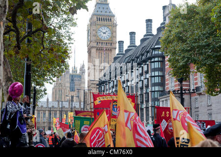 20/10/2012 Londres, Royaume-Uni. Bannières de l'Union européenne vole comme le TUC stade une protestation de masse contre l'austérité du gouvernement britannique. Une manifestation dans le centre de Londres ont abouti à un rassemblement à Hyde Park Banque D'Images