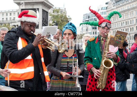 20/10/2012 Londres, Royaume-Uni. Des musiciens en costume d'effectuer à Trafalgar Square comme étape syndicats une protestation massive contre l'austérité du gouvernement britannique. Une manifestation dans le centre de Londres ont abouti à un rassemblement à Hyde Park Banque D'Images