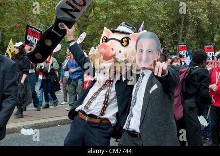 20/10/2012 Londres, Royaume-Uni. Un cochon gourmand avec un cavorts David Cameron masqués comme étape syndicats une protestation massive contre l'austérité du gouvernement britannique. Une manifestation dans le centre de Londres ont abouti à un rassemblement à Hyde Park Banque D'Images