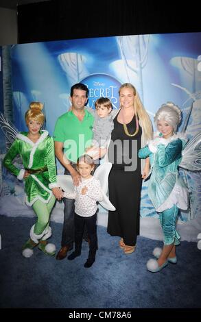 Onald Trump Jr, Vanessa Haydon, Donald John Trump III, Kai Madison Trump aux arrivées pour SECRET DES AILES Premiere, AMC Loews Lincoln Square Theatre, New York, NY Le 20 octobre 2012. Photo par : Kristin Callahan/Everett Collection Banque D'Images