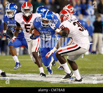 20 octobre 2012 - Lexington, Kentucky, USA - Kentucky Wildcats running back Jonathan George (25) a couru à travers la défense de la Géorgie au Kentucky joué # 12 Géorgie le samedi 20 octobre 2012 à Lexington, KY. Photo par Mark Cornelison | Personnel (crédit Image : © Lexington Herald-Leader/ZUMAPRESS.com) Banque D'Images