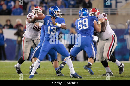 20 octobre 2012 - Lexington, Kentucky, États-Unis - Washington's Jalen Whitlow (13) a lancé une passe au premier trimestre de l'Ohio à la Géorgie au match de football Stade du Commonwealth à Lexington, KY., le 20 octobre 2012. Photo par Pablo Alcala | Personnel (crédit Image : © Lexington Herald-Leader/ZUMAPRESS.com) Banque D'Images