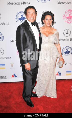 Smokey Robinson, Frances Gladney aux arrivées pour le 26e anniversaire de l'espoir Carrousel boule - présenté par Mercedes-Benz, Beverly Hilton Hotel, Los Angeles, CA, 20 octobre 2012. Photo par : Elizabeth Goodenough/Everett Collection Banque D'Images