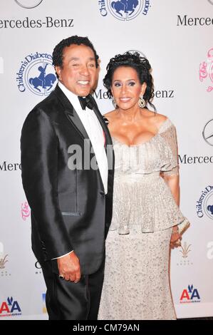 Smokey Robinson, Frances Gladney aux arrivées pour le 26e anniversaire de l'espoir Carrousel boule - présenté par Mercedes-Benz, Beverly Hilton Hotel, Los Angeles, CA, 20 octobre 2012. Photo par : Elizabeth Goodenough/Everett Collection Banque D'Images