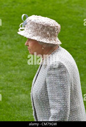 Ascot, UK. 20 octobre, 2012. La reine Elizabeth II à la parade la bague à l'Ascot, après la Reine Qipco Eliabeth II Stakes Banque D'Images