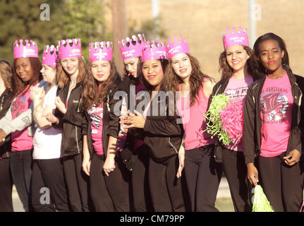 20 octobre 2012 - Dallas, Texas, États-Unis - Les membres de la colonie High School, l'équipe de drill Top Chats, encourager les coureurs lors de la course de Susan G. Komen for the Cure. L'organisation de collecte de fonds Komen localement fondée il y a 30 ans a versé plus de 2 milliards de dollars à la recherche sur le cancer et est toujours basée à Dallas. (Crédit Image : © Robert Hughes/ZUMAPRESS.com) Banque D'Images