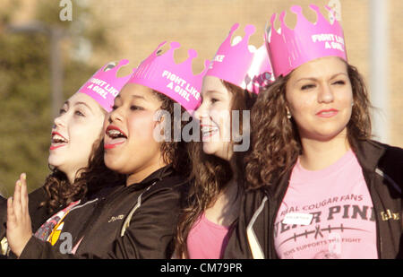 20 octobre 2012 - Dallas, Texas, États-Unis - Les membres de la colonie High School, l'équipe de drill Top Chats, encourager les coureurs lors de la course de Susan G. Komen for the Cure. L'organisation de collecte de fonds Komen localement fondée il y a 30 ans a versé plus de 2 milliards de dollars à la recherche sur le cancer et est toujours basée à Dallas. (Crédit Image : © Robert Hughes/ZUMAPRESS.com) Banque D'Images