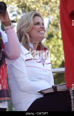 20 octobre 2012 - Dallas, Texas, États-Unis - DFW4 Fox News anchor LAUREN PRYZBYL regarde une émission de télévision en direct après la course de Susan G. Komen for the Cure. L'organisation de collecte de fonds Komen localement fondée il y a 30 ans a versé plus de 2 milliards de dollars à la recherche sur le cancer et est toujours basée à Dallas. (Crédit Image : © Robert Hughes/ZUMAPRESS.com) Banque D'Images