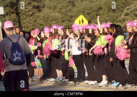 20 octobre 2012 - Dallas, Texas, États-Unis - Les membres de la colonie High School, l'équipe de drill Top Chats, encourager les coureurs lors de la course de Susan G. Komen for the Cure. L'organisation de collecte de fonds Komen localement fondée il y a 30 ans a versé plus de 2 milliards de dollars à la recherche sur le cancer et est toujours basée à Dallas. (Crédit Image : © Robert Hughes/ZUMAPRESS.com) Banque D'Images