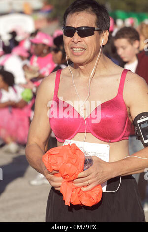 20 octobre 2012 - Dallas, Texas, États-Unis - Porter un soutien-gorge pour aider à la prise de conscience de la chance d'RITTILUECHAI Bedford, Texas se mêle à d'autres coureurs après la course de Susan G. Komen for the Cure. L'organisation de collecte de fonds Komen localement fondée il y a 30 ans a versé plus de 2 milliards de dollars à la recherche sur le cancer et est toujours basée à Dallas. (Crédit Image : © Robert Hughes/ZUMAPRESS.com) Banque D'Images