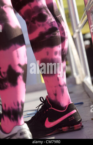 20 octobre 2012 - Dallas, Texas, États-Unis - Un porteur' chaussettes colorées vu après la course de Susan G. Komen for the Cure. L'organisation de collecte de fonds Komen localement fondée il y a 30 ans a versé plus de 2 milliards de dollars à la recherche sur le cancer et est toujours basée à Dallas. (Crédit Image : © Robert Hughes/ZUMAPRESS.com) Banque D'Images