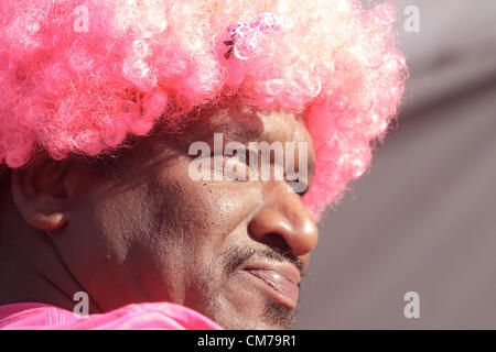 20 octobre 2012 - Dallas, Texas, États-Unis - Runner JAMES PETRY de Dallas sourire après la course de Susan G. Komen for the Cure. L'organisation de collecte de fonds Komen localement fondée il y a 30 ans a versé plus de 2 milliards de dollars à la recherche sur le cancer et est toujours basée à Dallas. (Crédit Image : © Robert Hughes/ZUMAPRESS.com) Banque D'Images