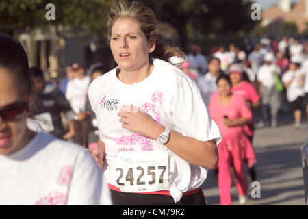 20 octobre 2012 - Dallas, Texas, États-Unis - coureurs traversent la ligne d'arrivée de 5K au cours de la Susan G. Komen Race for the Cure. L'organisation de collecte de fonds Komen localement fondée il y a 30 ans a versé plus de 2 milliards de dollars à la recherche sur le cancer et est toujours basée à Dallas. (Crédit Image : © Robert Hughes/ZUMAPRESS.com) Banque D'Images