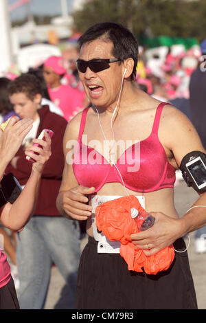 20 octobre 2012 - Dallas, Texas, États-Unis - Porter un soutien-gorge pour aider à la prise de conscience de la chance d'RITTILUECHAI Bedford, Texas se mêle à d'autres coureurs après la course de Susan G. Komen for the Cure. L'organisation de collecte de fonds Komen localement fondée il y a 30 ans a versé plus de 2 milliards de dollars à la recherche sur le cancer et est toujours basée à Dallas. (Crédit Image : © Robert Hughes/ZUMAPRESS.com) Banque D'Images