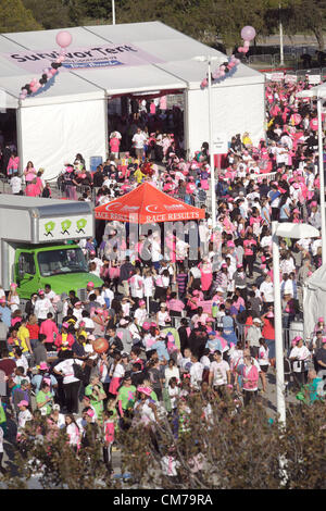 20 octobre 2012 - Dallas, Texas, États-Unis - Porteur recueillir après la course de Susan G. Komen for the Cure. L'organisation de collecte de fonds Komen localement fondée il y a 30 ans a versé plus de 2 milliards de dollars à la recherche sur le cancer et est toujours basée à Dallas. (Crédit Image : © Robert Hughes/ZUMAPRESS.com) Banque D'Images