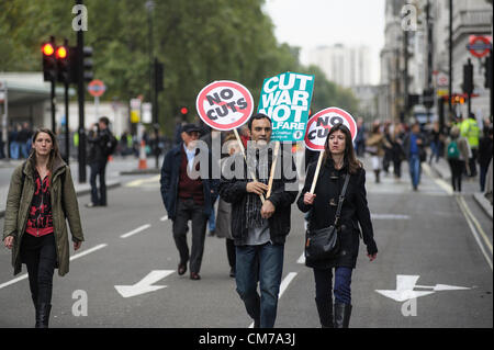 Un couple marche arrière après avoir assisté à la TUC 'un futur qui fonctionne' mars et manifestation à Londres le 20/10/2012. Photo par Julie Edwards Banque D'Images