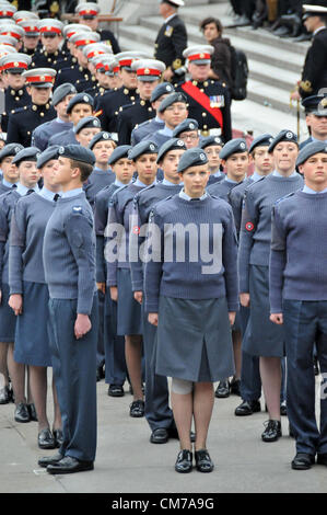 Trafalgar Square, Londres, Royaume-Uni. 21 octobre 2012. Les Cadets de la saisir le carré pour la parade. Les Cadets de la manifestation annuelle, Trafalgar Day est organisée en l'honneur de la victoire de l'Amiral Lord Nelson lors de la bataille de Trafalgar en 1805. Banque D'Images