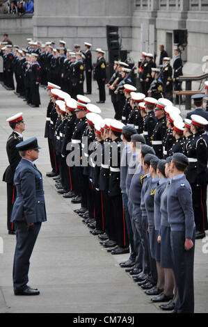 Trafalgar Square, Londres, Royaume-Uni. 21 octobre 2012. Les Cadets de la saisir le carré pour la parade. Les Cadets de la manifestation annuelle, Trafalgar Day est organisée en l'honneur de la victoire de l'Amiral Lord Nelson lors de la bataille de Trafalgar en 1805. Banque D'Images