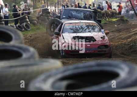 Gdynia, Pologne, 21 Octobre 2012 5ème édition de 'Race' Wrak (eng.) - race épave destruction totale course à Kolibki Adventure Park à Gdynia Banque D'Images