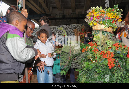 Southwark, Londres, Royaume-Uni. 21 octobre 2012. L'homme vert joue conkers avec enfants. Le jour de la pomme à Borough Market à Southwark, une journée sur le thème des pommes dans le marché des aliments populaires dans Southwark. Banque D'Images