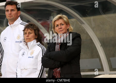 20.10.2012. Chicago, USA. L'entraîneur-chef de l'Allemagne Silvia Neid (GER) (droite). Les États-Unis ont joué de l'équipe nationale féminine de l'équipe nationale féminine de l'Allemagne au Toyota Park de Bridgeview, Illinois dans un women's international friendly match de football. Le jeu s'est terminée par un match nul. Banque D'Images