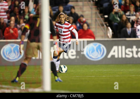 20.10.2012. Chicago, USA. Alex Morgan (USA) (13) et Nadine Angerer (GER) (1). Les États-Unis ont joué de l'équipe nationale féminine de l'équipe nationale féminine de l'Allemagne au Toyota Park de Bridgeview, Illinois dans un women's international friendly match de football. Le jeu s'est terminée par un match nul. Banque D'Images