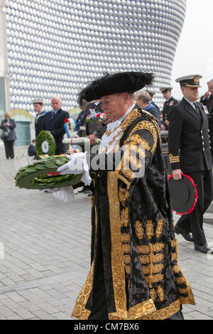 Birmingham, UK. 21 octobre 2012. Le maire John Birmingham en plaçant les lignes une gerbe à la statue de Nelson qui se dresse dans le Bull Ring de Birmingham. Banque D'Images