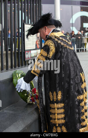 Birmingham, UK. 21 octobre 2012. Le maire John Birmingham en plaçant les lignes une gerbe à la statue de Nelson qui se dresse dans le Bull Ring de Birmingham. Banque D'Images