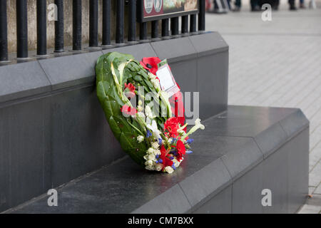 Birmingham, UK. 21 octobre 2012. Des couronnes sur le socle du monument Nelson à Birmingham. Banque D'Images