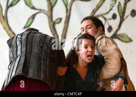 Matt Flacks (Demetrius), Emma Carroll (Hermia), James McGregor (Lysandre) dans 'Les Amoureux' Dreame" par William Shakespeare, effectuée par le Lions partie durant la journée Apple festival at Borough Market, Southwark, Londres, Angleterre, Royaume-Uni. 21 octobre 2012. Banque D'Images