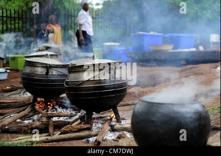 LIMPOPO, AFRIQUE DU SUD - le 13 octobre : Pots de nourriture sont préparés à l'Assemblée cérémonie traditionnelle au Queen Modjadji's palace à invoquer la pluie pour la saison de plantation, le 13 octobre 2012 dans le village d'Khethlakone, dans la région de Limpopo, Afrique du Sud. Les personnes Balobedu, une tribu africaine du groupe sotho du Nord, ont recueilli au cours des deux derniers siècles pour effectuer ce rituel. (Photo par Gallo Images / City Press / Muntu Vilakazi) Banque D'Images