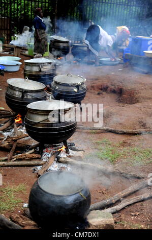 LIMPOPO, AFRIQUE DU SUD - le 13 octobre : Pots de nourriture sont préparés à l'Assemblée cérémonie traditionnelle au Queen Modjadji's palace à invoquer la pluie pour la saison de plantation, le 13 octobre 2012 dans le village d'Khethlakone, dans la région de Limpopo, Afrique du Sud. Les personnes Balobedu, une tribu africaine du groupe sotho du Nord, ont recueilli au cours des deux derniers siècles pour effectuer ce rituel. (Photo par Gallo Images / City Press / Muntu Vilakazi) Banque D'Images