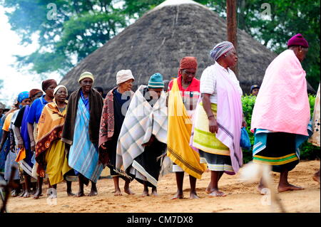 LIMPOPO, AFRIQUE DU SUD - le 13 octobre : Les femmes exécutent un rituel traditionnel lors de l'Assemblée cérémonie traditionnelle au Queen Modjadji's palace à invoquer la pluie pour la saison de plantation, le 13 octobre 2012 dans le village d'Khethlakone, dans la région de Limpopo, Afrique du Sud. Les personnes Balobedu, une tribu africaine du groupe sotho du Nord, ont recueilli au cours des deux derniers siècles pour effectuer ce rituel. (Photo par Gallo Images / City Press / Muntu Vilakazi) Banque D'Images