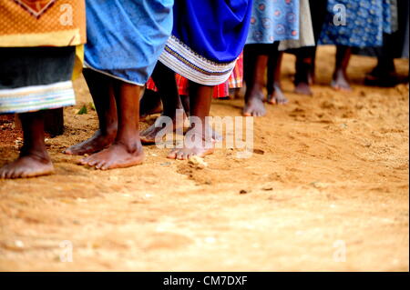 LIMPOPO, AFRIQUE DU SUD - le 13 octobre : Les femmes exécutent un rituel traditionnel lors de l'Assemblée cérémonie traditionnelle au Queen Modjadji's palace à invoquer la pluie pour la saison de plantation, le 13 octobre 2012 dans le village d'Khethlakone, dans la région de Limpopo, Afrique du Sud. Les personnes Balobedu, une tribu africaine du groupe sotho du Nord, ont recueilli au cours des deux derniers siècles pour effectuer ce rituel. (Photo par Gallo Images / City Press / Muntu Vilakazi) Banque D'Images