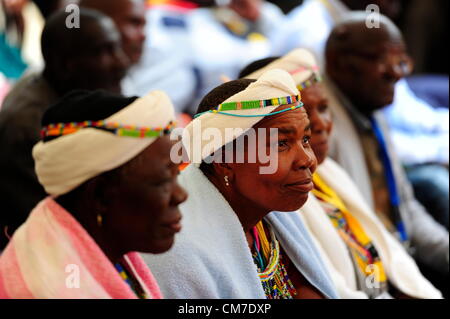 LIMPOPO, AFRIQUE DU SUD - le 13 octobre : les membres de la tribu voir la traditionnelle cérémonie annuelle au Queen Modjadji's palace à invoquer la pluie pour la saison de plantation, le 13 octobre 2012 dans le village d'Khethlakone, dans la région de Limpopo, Afrique du Sud. Les personnes Balobedu, une tribu africaine du groupe sotho du Nord, ont recueilli au cours des deux derniers siècles pour effectuer ce rituel. (Photo par Gallo Images / City Press / Muntu Vilakazi) Banque D'Images