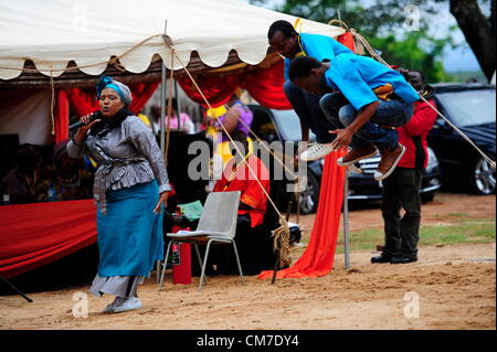 LIMPOPO, AFRIQUE DU SUD - le 13 octobre : les garçons lors de la traditionnelle cérémonie annuelle au Queen Modjadji's palace à invoquer la pluie pour la saison de plantation, le 13 octobre 2012 dans le village d'Khethlakone, dans la région de Limpopo, Afrique du Sud. Les personnes Balobedu, une tribu africaine du groupe sotho du Nord, ont recueilli au cours des deux derniers siècles pour effectuer ce rituel. (Photo par Gallo Images / City Press / Muntu Vilakazi) Banque D'Images